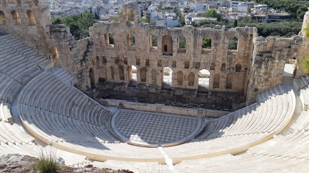 Voyage-sur-mesure-en-Grece-combinant-culture-iles-et-detente-avec-une-organisation-de-voyage-pensee-selon-vos-envies.-theatre-Athenes